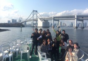 スカイデッキから、レインボーブリッジを背景に集合写真の画像